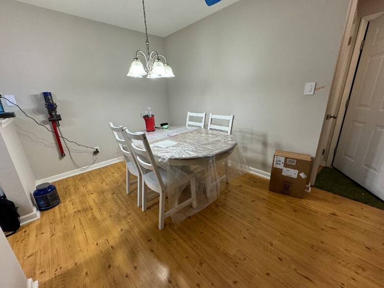 Building Photo - 703 Quail Rd