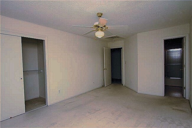 Building Photo - Bristol Commons