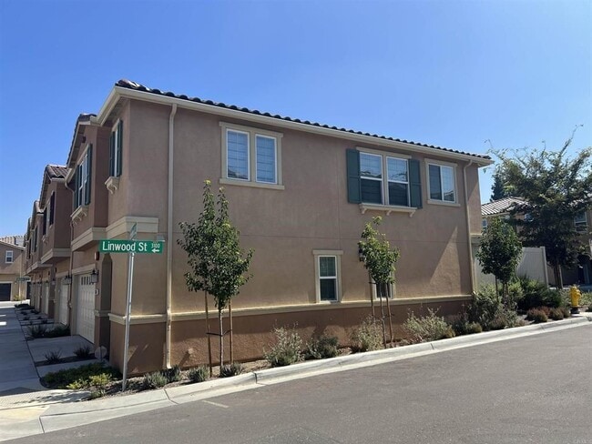 Building Photo - 530 Longmeadow St