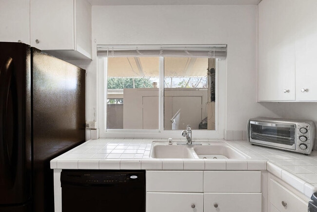 Building Photo - 48728 Desert Flower Dr