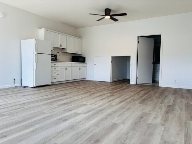 Building Photo - Excellent Studio in Pauoa with Parking