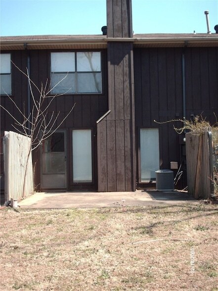 Building Photo - 2043 E Oaks Dr