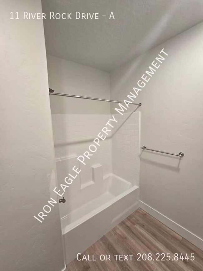 Building Photo - 11 River Rock Dr