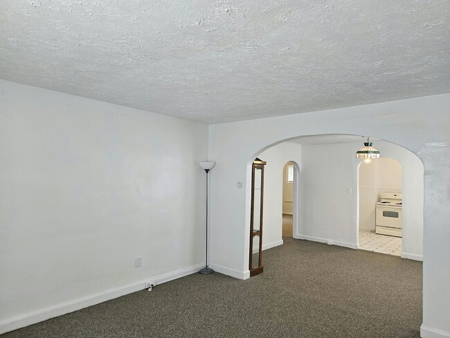 Building Photo - 602 E Long Ave