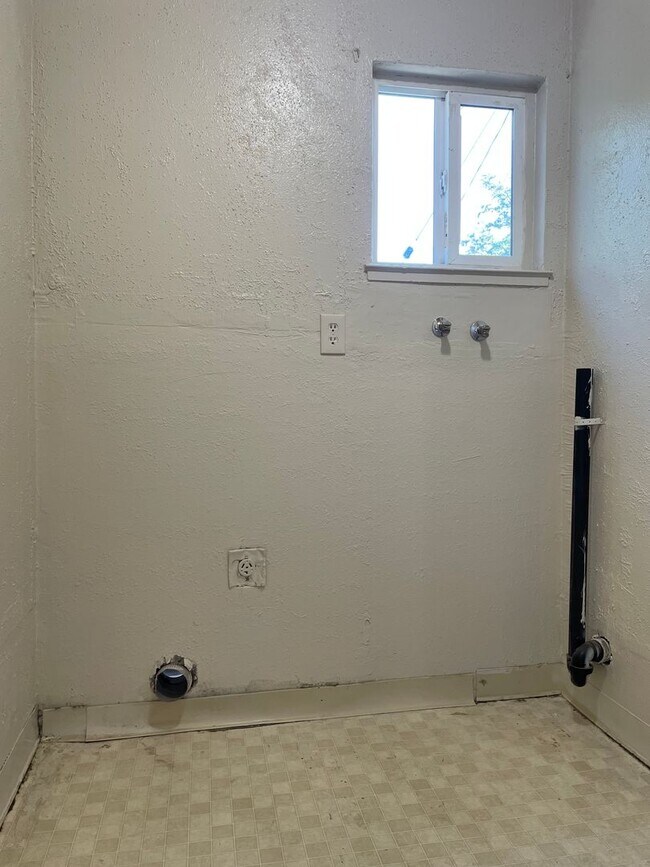 Building Photo - Charming 3-Bedroom Home with Bonus Room and Spacious Yard – Available Now!