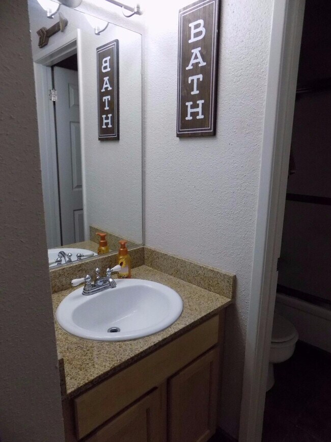 Building Photo - 2/2 Condo in Orangevale