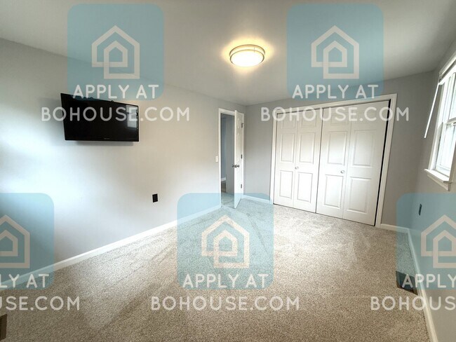 Building Photo - AVAILABLE SOON! LAKEFRONT 2 BED 1.5 BATH H...