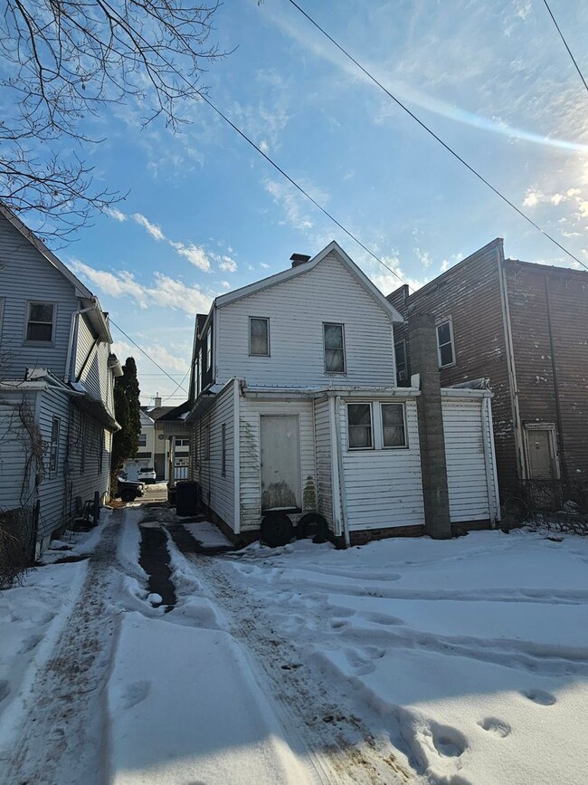 Building Photo - 2424 Broadway St