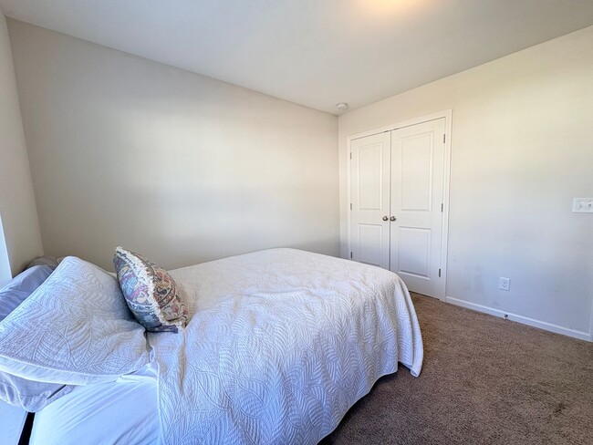 Building Photo - Welcome To Heritage New River Side