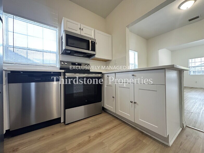 Building Photo - 672 Chestnut St