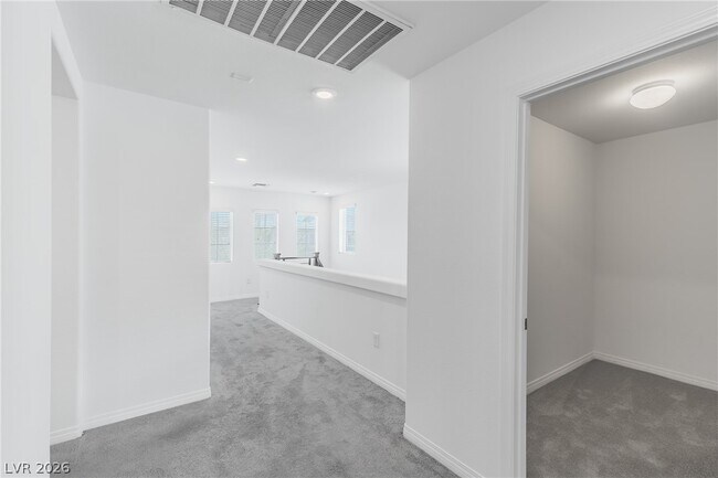 Building Photo - 638 Great River Ave