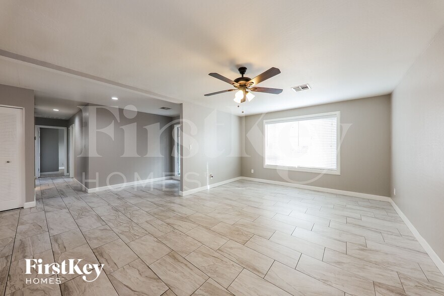 Building Photo - 4628 W Vogel Ave