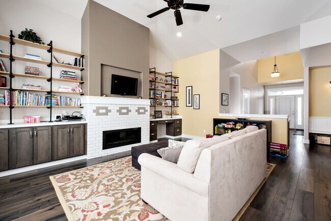 Building Photo - 3 Bedroom 2 Bathroom Ranch Style Home in I...