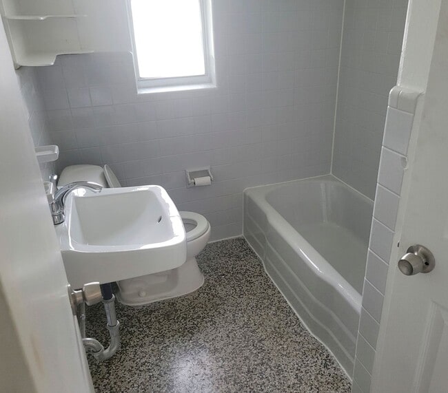 Building Photo - 3 Bedroom 2 Bath with Fenced in Yard