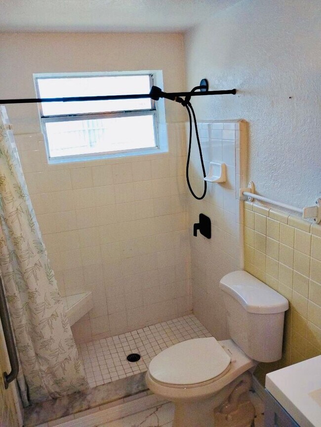 Building Photo - 3 Bed / 1 Bath House with Fenced Yard