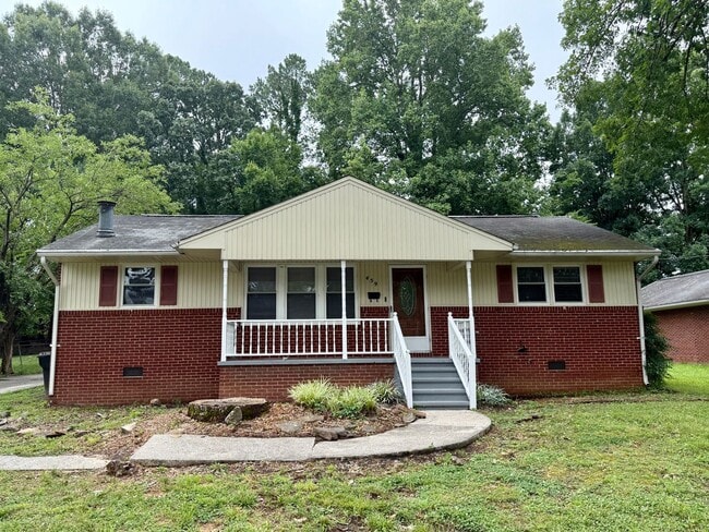 Building Photo - Three bedroom, 1 bath house in Burlington