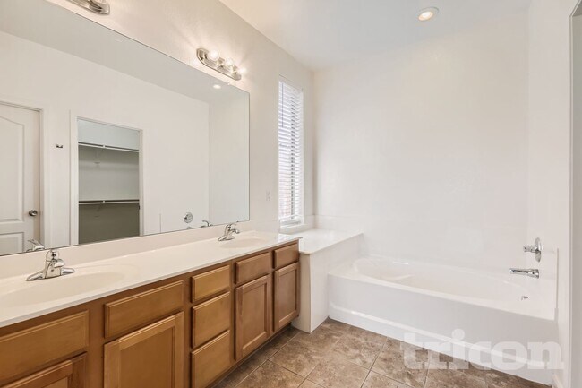 Building Photo - 13574 W Cypress St