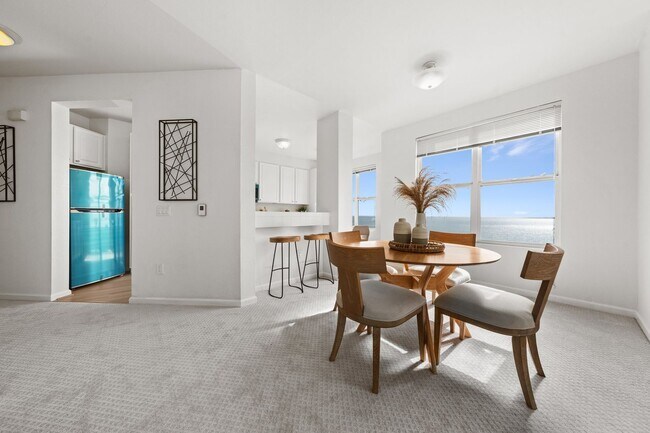 Building Photo - Epic REA - Top floor, Sweeping Views, 3 BR...