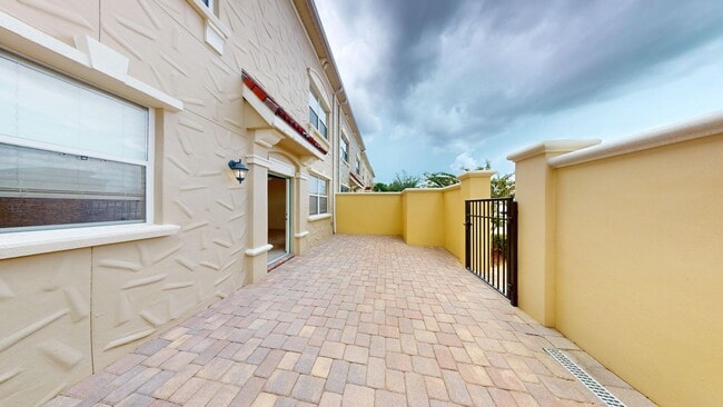 Building Photo - 4/3.5 TOWNHOME VILLA in Waterstone-Davenport