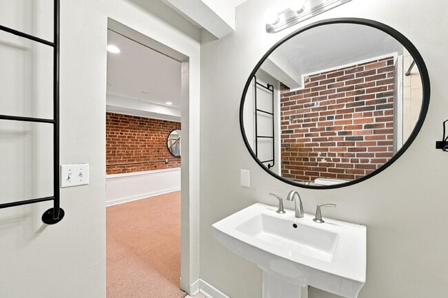 Building Photo - $3,195.95-  3 Bed, 2 Bath Home in Denver with Private Outdoor Area!