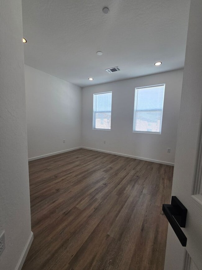 Building Photo - 3 BR 2 BA available Now