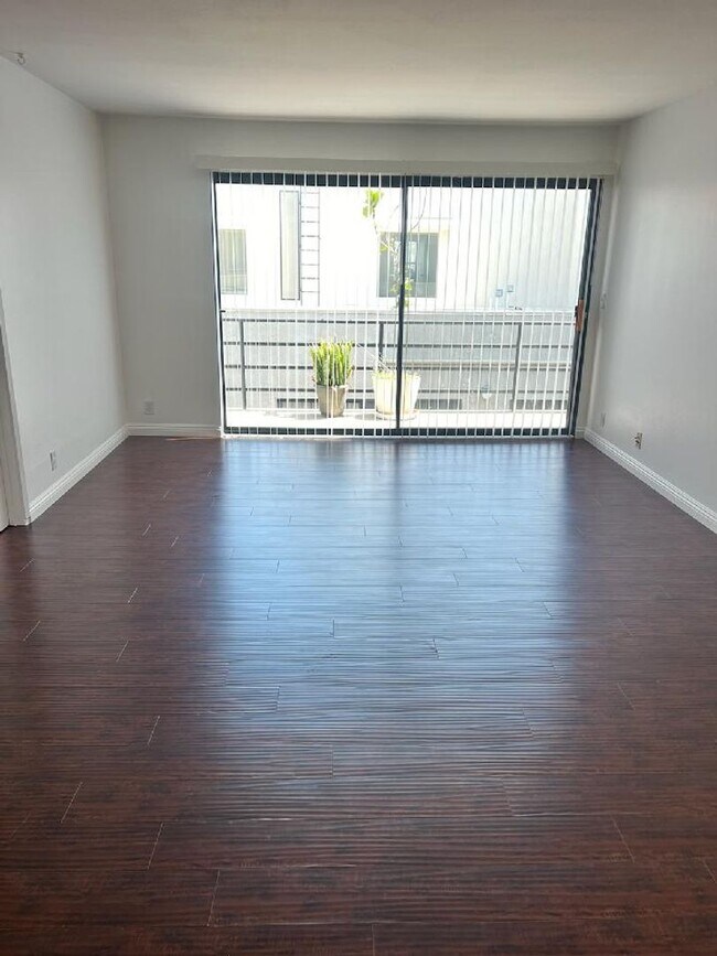 Building Photo - $3850 / 3br - Condo 3 beds 2 baths (West LA)
