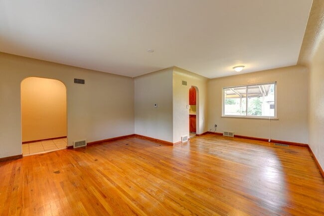 Building Photo - 4 Bed 2 Bath Close To UC Medical Center