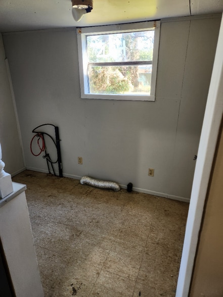 Building Photo - 131B Center St