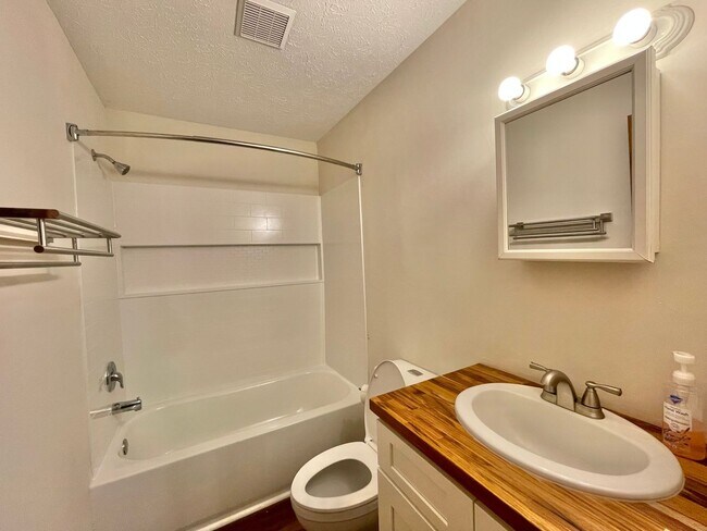 Building Photo - Freshly Renovated 1 bedroom convenient to ...