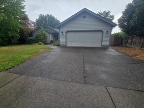 Building Photo - 3 bed 2 bath Home for Rent in Grants Pass