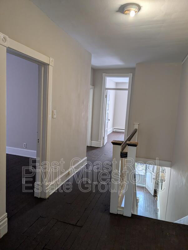 Building Photo - 304 1/2 W Martin St