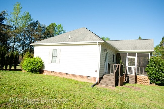 Building Photo - $1,800 – 3-bedroom, 2-bathroom house in Ro...