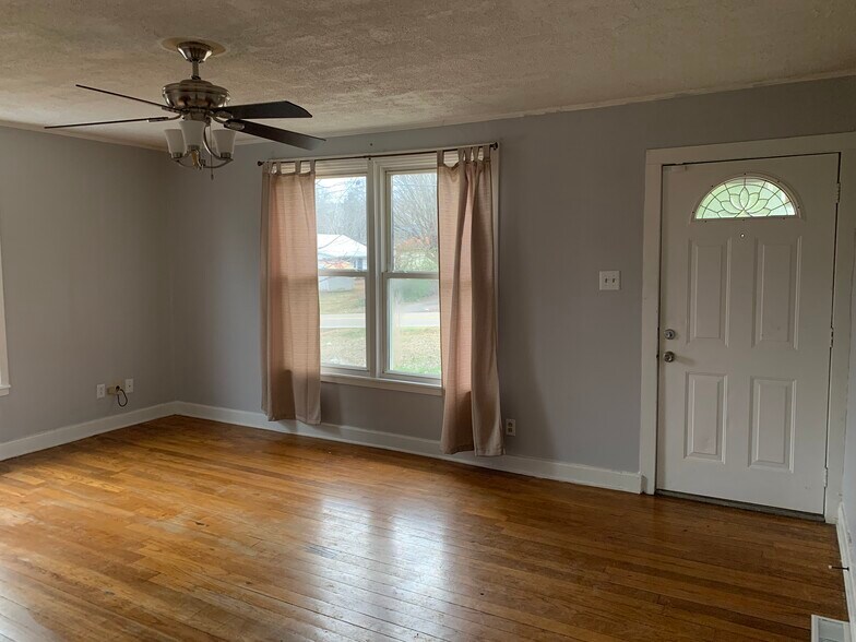 Building Photo - 5008 Schubert Road