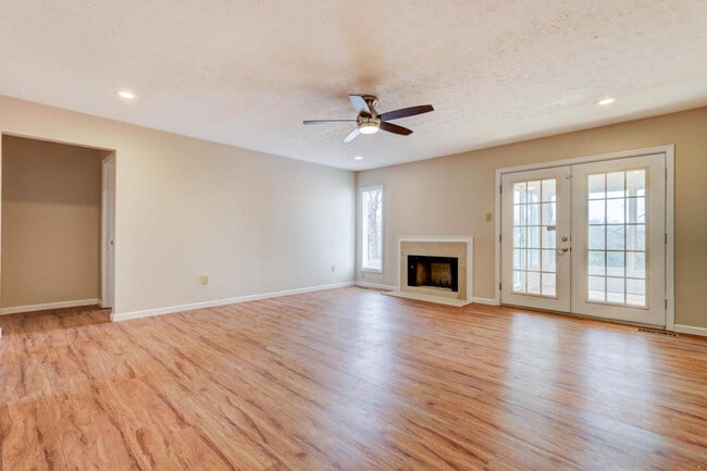 Building Photo - Knoxville 37919 - 3 bedroom, 2 bath home with a bright sunroom - Contact Ray Gaudet RAYGAUDET@OUT...