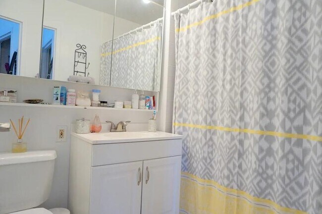 Building Photo - 3 bedroom in New York NY 10011