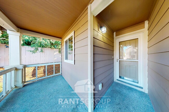 Building Photo - Beautiful Townhouse in Lacey