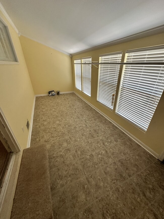 Building Photo - 102 Country Club Dr