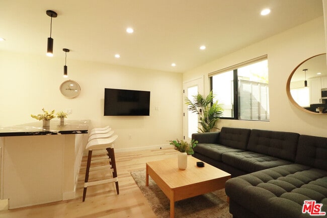 Building Photo - 9024 Phyllis Ave