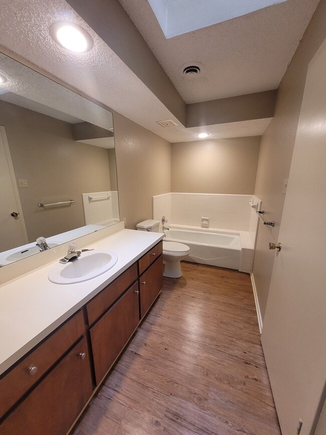 Building Photo - 2 bed 2 bath townhome with 1 car garage