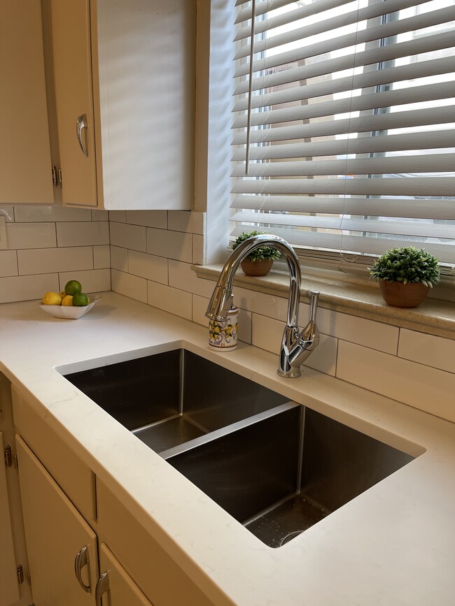 Cheerful kitchen with plenty of light - 1919 8th Ave