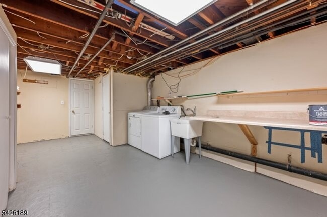 Building Photo - 47 River Rd