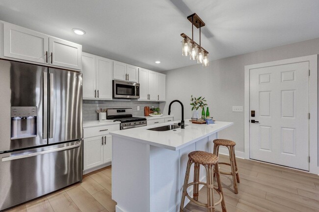 Building Photo - Fully renovated home in Charleston!
