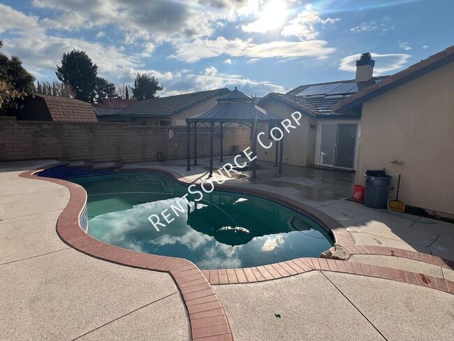 Building Photo - 4 Bedroom Pool Home For Rent in West Palmdale