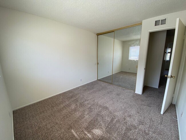 Building Photo - 3 bed, 2 1/2 bath two story townhome in Th...