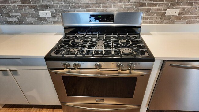 Building Photo - Elevate Your Lifestyle, Stunning 3-Bedroom Loft in Evanston