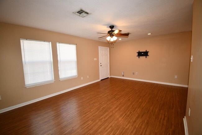 Building Photo - 604 Derouen St