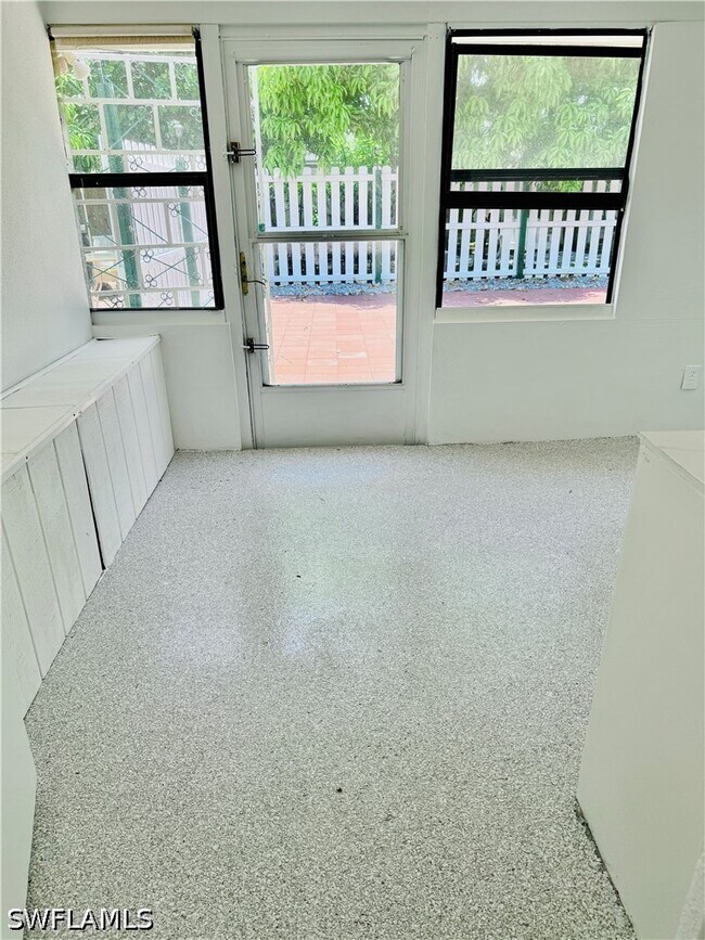 Building Photo - 690 98th Ave N