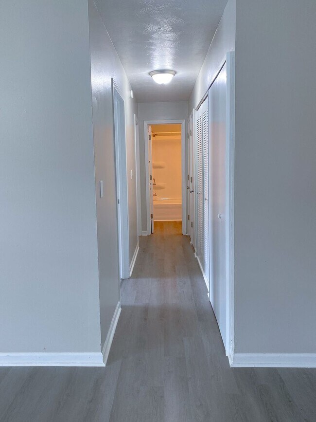 Building Photo - 2 bedroom 1 bath apartment