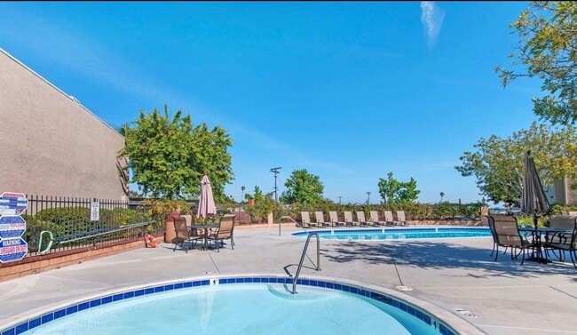 Building Photo - LIGHT & BRIGHT UPGRADED, 2 BEDROOM CONDO, ...