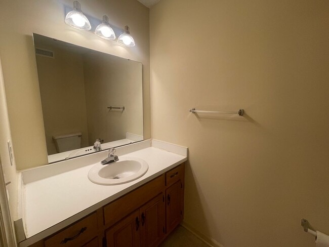 Building Photo - Beautiful 2-Bedroom Townhome in a Prime Location!